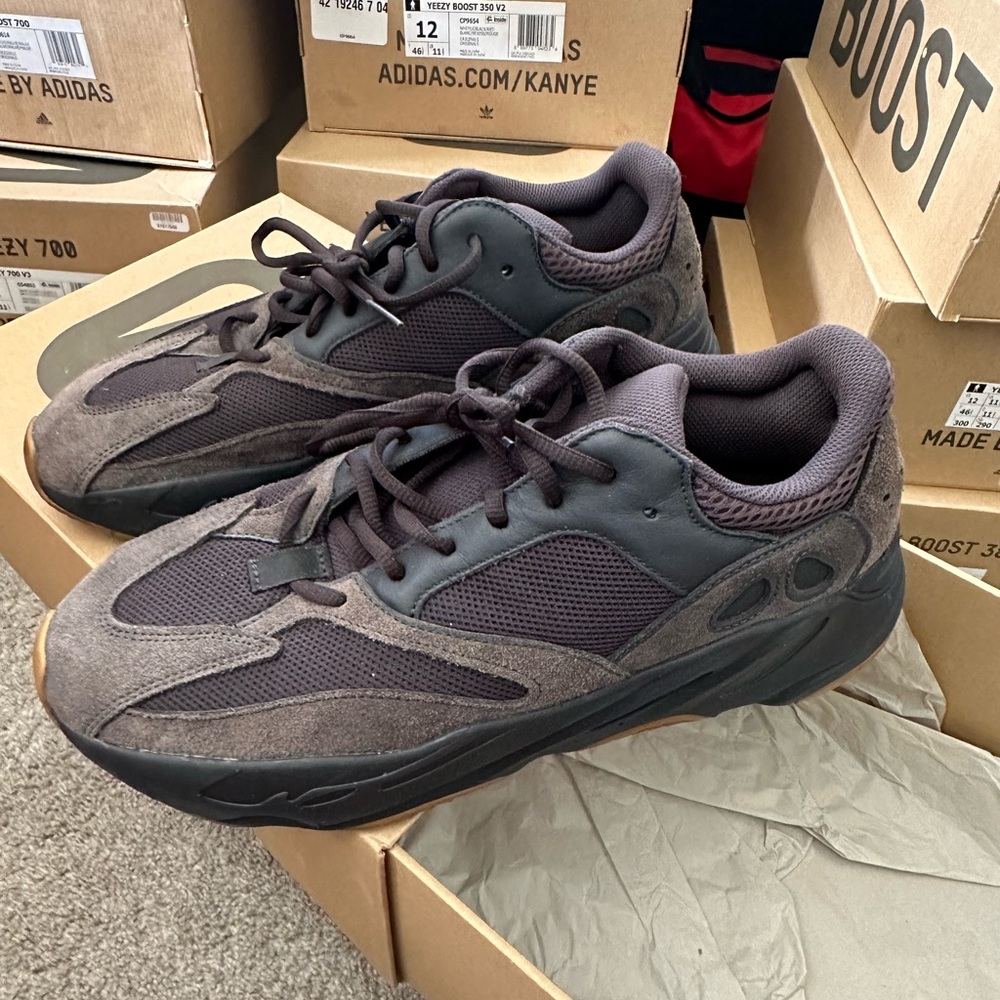 Yeezy Boost 700 Adidas Utility Black